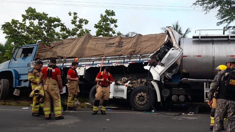 Acidente deixa motorista de caminhão preso às ferragens em Sergipe | Sergipe