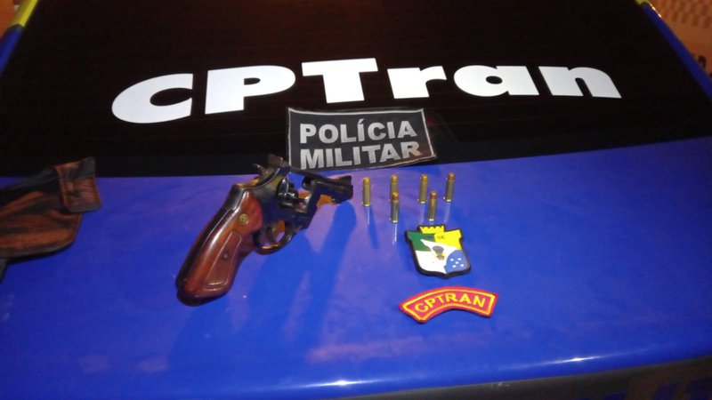 Condutor de veículo é detido por porte ilegal de arma de fogo durante blitz em Aracaju