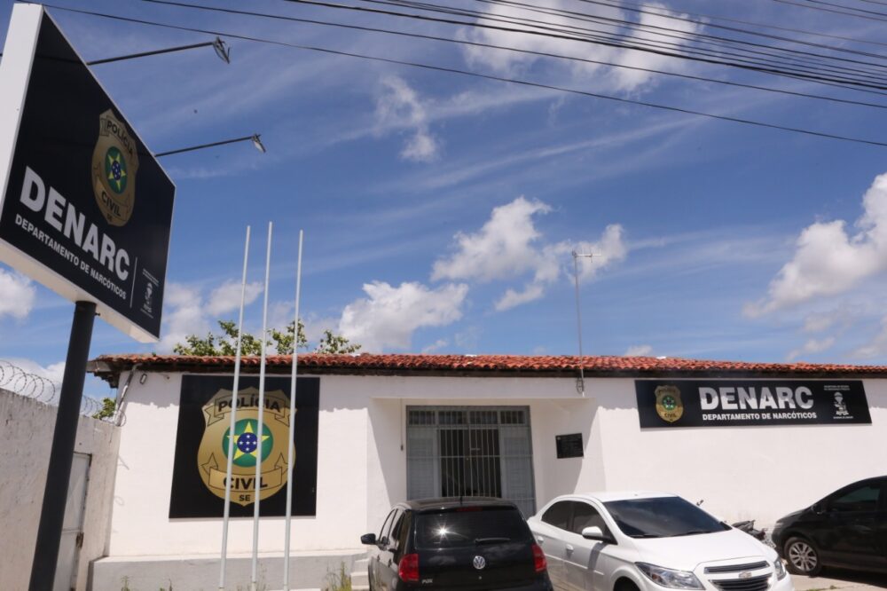 Denarc cumpre dois mandados de prisão contra suspeito de tráfico de drogas em Aracaju