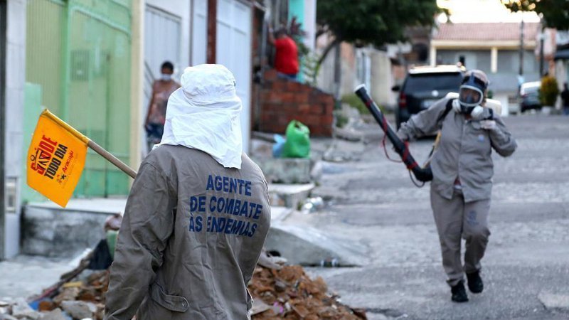 Fumacê costal em combate ao Aedes aegypti é aplicado em Aracaju