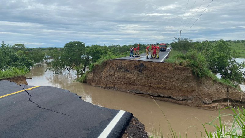 Após pista desabar na Rodovia SE-290, trânsito é desviado apenas para veículos leves | Sergipe