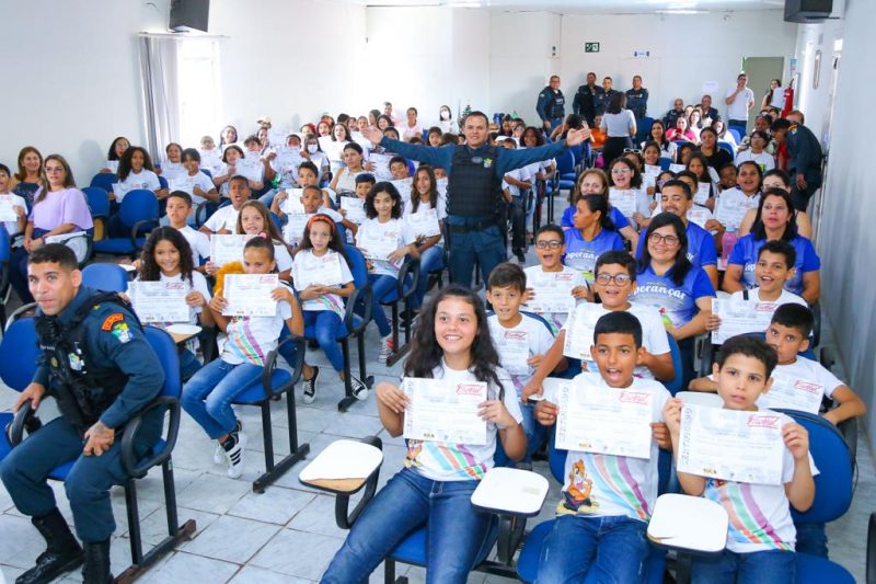 Cerca de 150 estudantes da Rede Pública Municipal recebem certificação do Programa Resistência às Drogas e à Violência