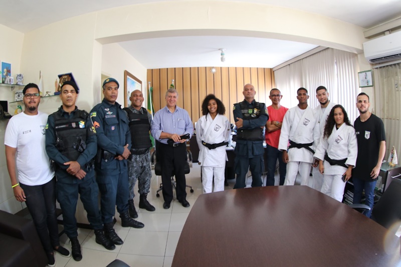 Integrantes do projeto social ‘A Escola Vai ao Batalhão de Choque’ visitam comandante da Polícia Militar