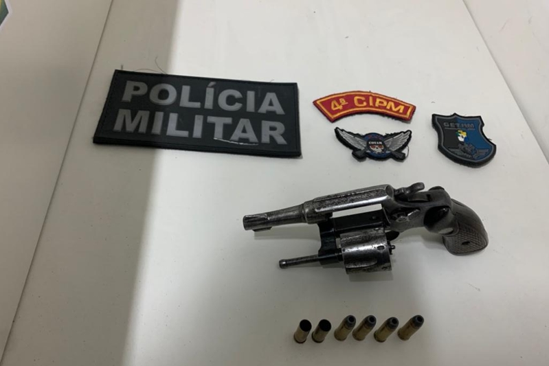 PM apreende arma de fogo após troca de tiros com suspeito de tentativa de homicídio em Simão Dias