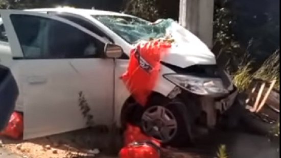 Motorista bate em poste e é atacado por abelhas no Litoral Norte de Sergipe; VÍDEO