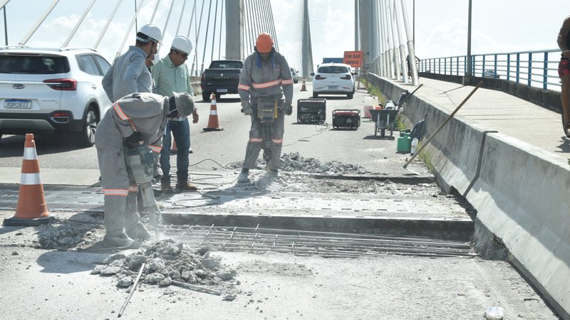 Obra na ponte entre Aracaju e Barra dos Coqueiros deixa trânsito em meia pista