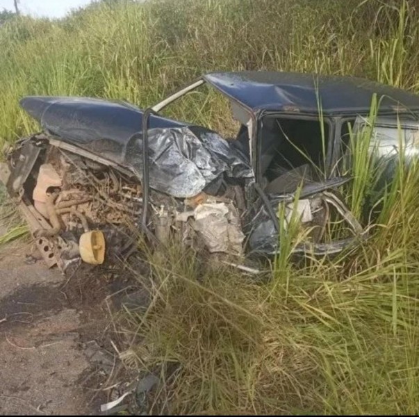 Acidente entre carro e ônibus deixa quatro pessoas feridas