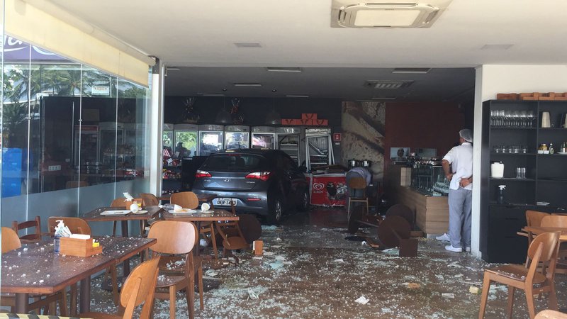 Carro desgovernado invade estabelecimento e deixa quatro pessoas feridas em Aracaju