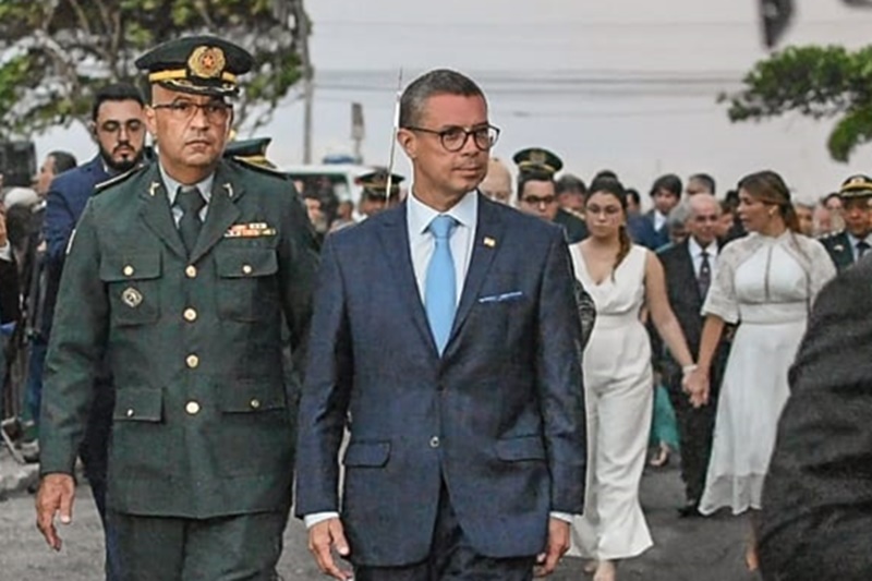 Comandante-geral da Polícia Militar prestigia posse do novo governador