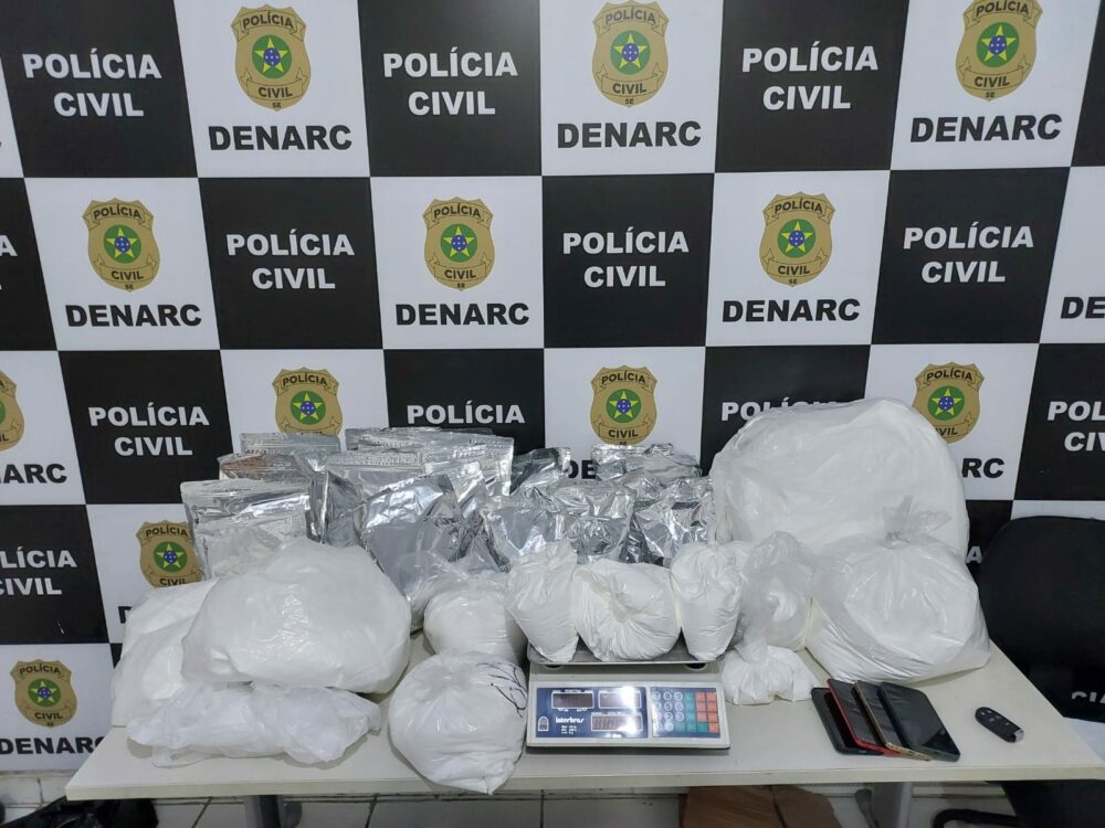 Denarc flagra homem com cerca de 66 kg de substâncias usadas na produção de entorpecentes