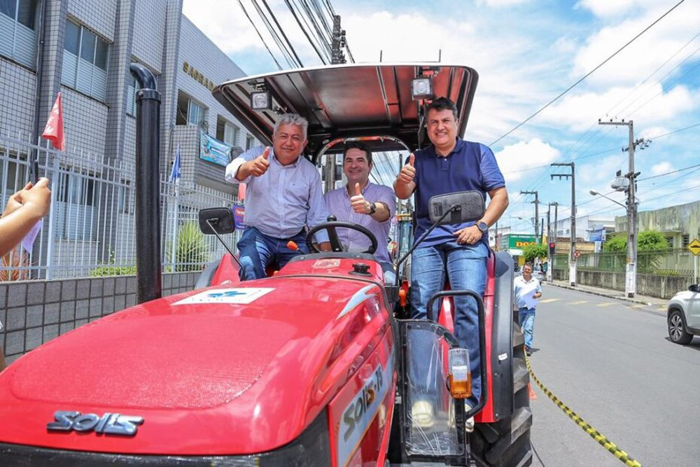 Gustinho Ribeiro entrega trator agrícola e retroescavadeira em Estância