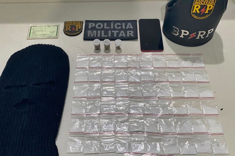 PM prende suspeito por tráfico de drogas durante patrulhamento no Bairro Bugio