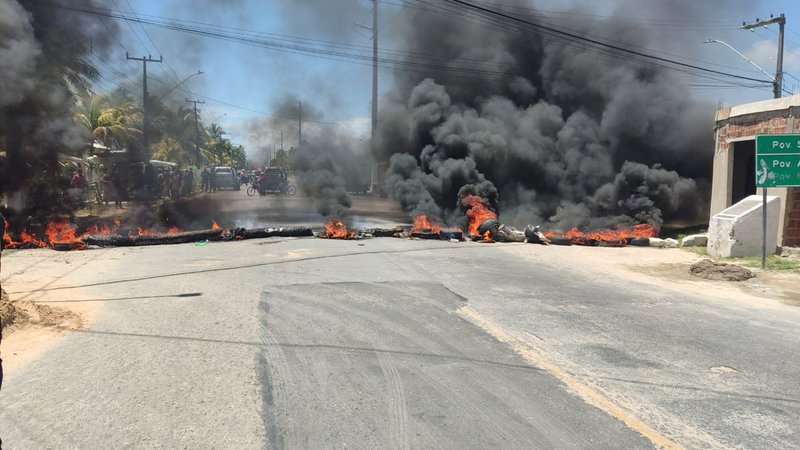 População bloqueia trânsito na Rodovia dos Náufragos após ação da Energisa na região