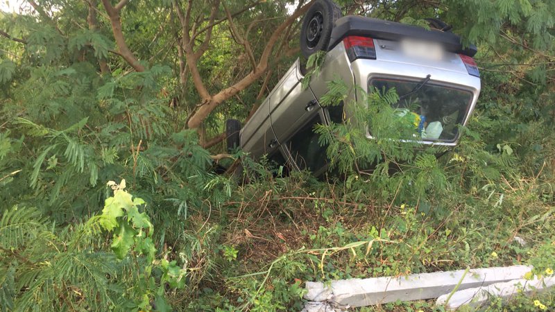 Universitária perde controle do carro e capota em Aracaju