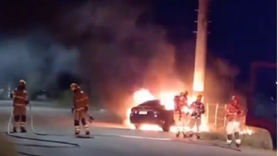 Veículo pega fogo após colidir em poste de energia na Aruana