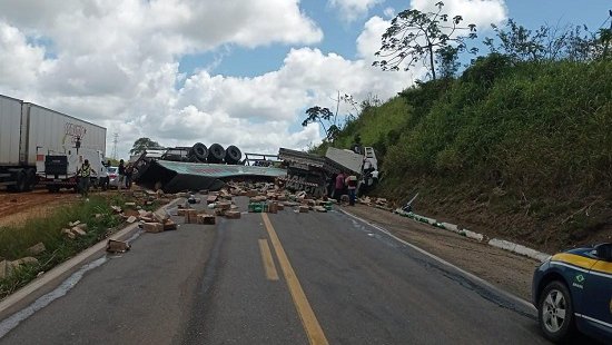 Colisão entre carreta e caminhão deixa condutor preso às ferragens na BR-101