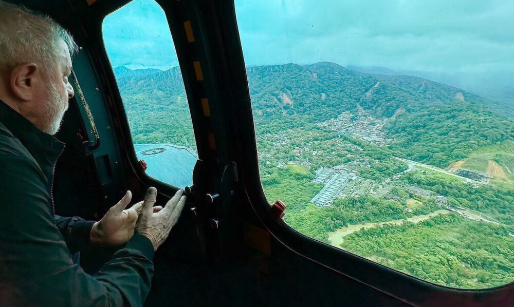 Lula visita áreas atingidas por temporais no litoral norte de SP