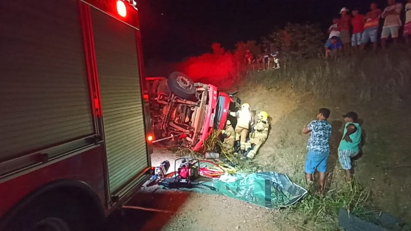 Homem fica preso às ferragens após acidente em Nossa Senhora das Dores