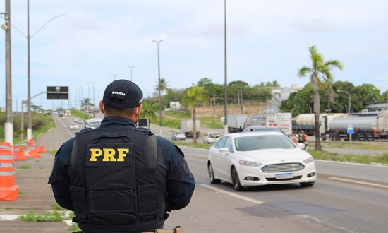 PRF detém agressor de mulher foragido da Justiça na BR-235 em Socorro