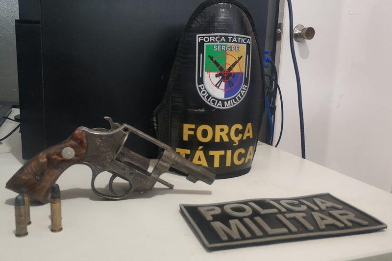 Polícia Militar recupera embarcação e prende um homem por porte ilegal de arma de fogo em Socorro