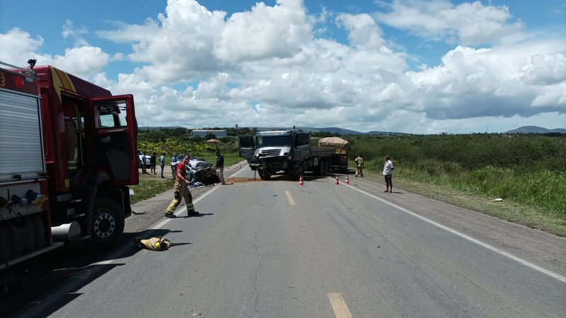 Acidente entre carro e caminhão deixa uma pessoa morta em Itabaiana