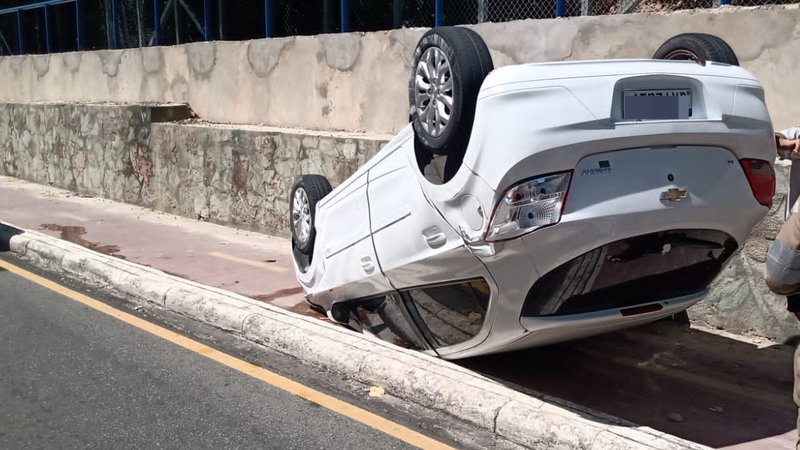 Carro capota na avenida Beira Mar em Aracaju