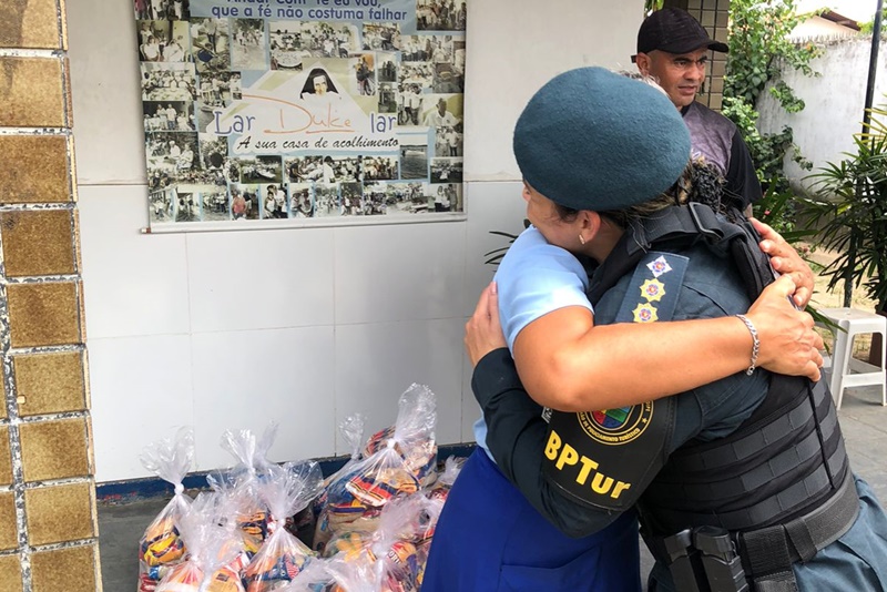 Polícia Militar realiza mais uma distribuição de alimentos doados no Jogo das Estrelas Aracaju