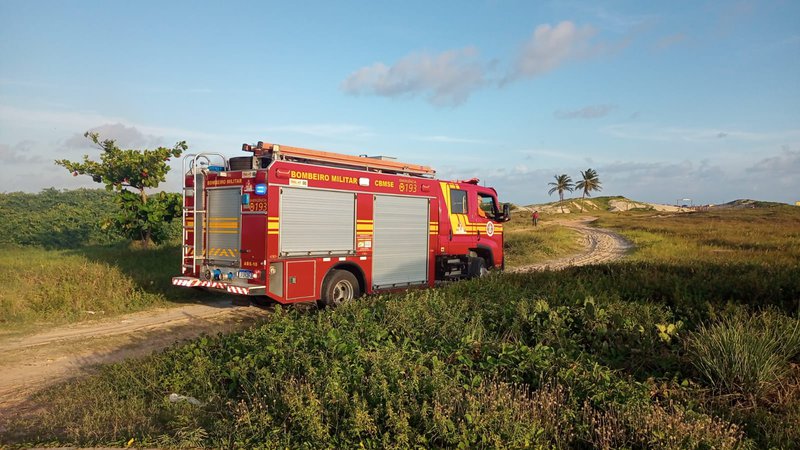 Vegetação pega fogo na Orla de Atalaia em Aracaju