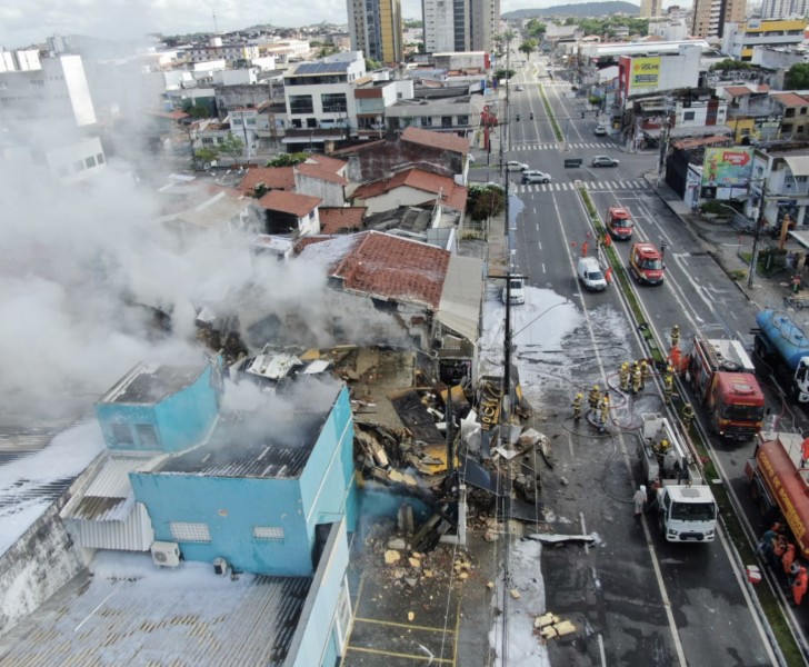 Bombeiros combatem incêndio de grandes proporções em loja de eletrônicos em Aracaju