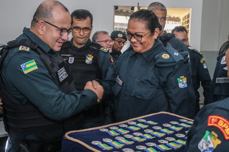 Comandante-geral homenageia integrantes do 5º BPM com medalhas do Mérito Policial e de Tempo de Serviço