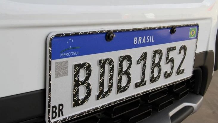 Condutores de veículos de placa com final 1 e 2 devem pagar licenciamento até o dia 28 de abril