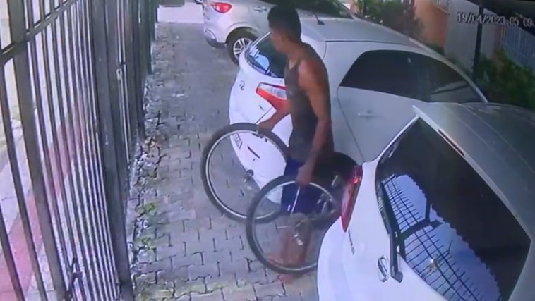 Homem é flagrado invadindo condomínio e furtando bicicleta em Aracaju