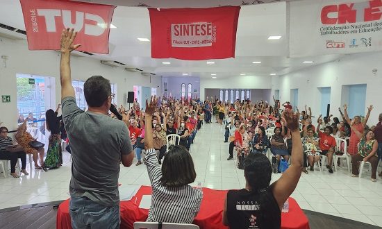 Professores estaduais rejeitam reajuste salarial e organizam nova paralisação em Sergipe