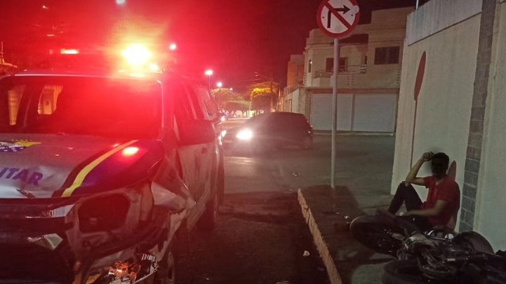 Motociclista realiza manobras perigosas e colide com viatura policial em Lagarto