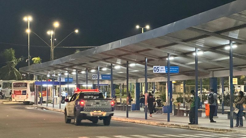 Passageiros se revoltam após atraso de ônibus no Terminal Atalaia em Aracaju