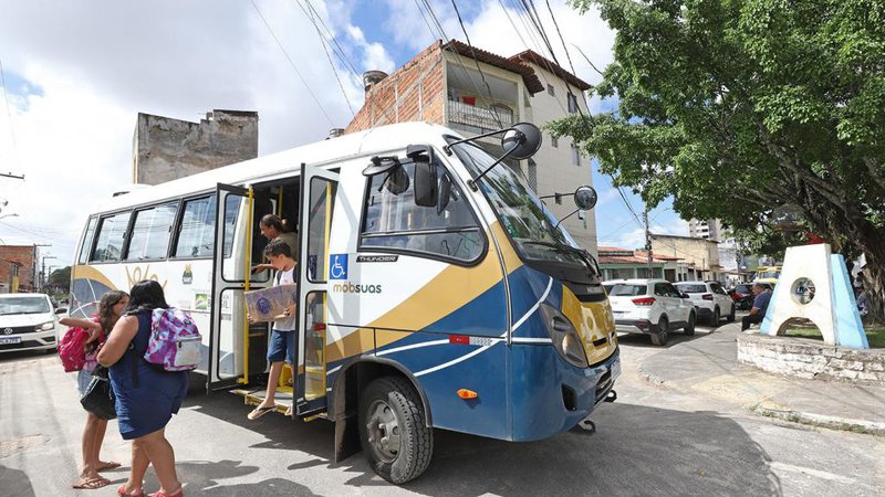 Após dias de alagamento, famílias retornam ao Largo da Aparecida em Aracaju