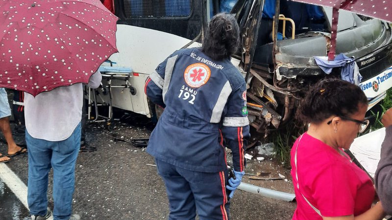 Batida entre caminhão e ônibus escolar deixa vítimas feridas em Maruim