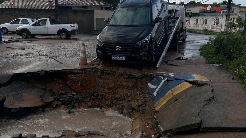 Carro cai em cratera após asfalto ceder na Zona de Expansão de Aracaju