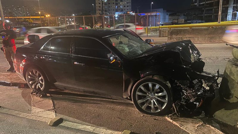 Carro colide na mureta de viaduto e causa derrama óleo em Aracaju