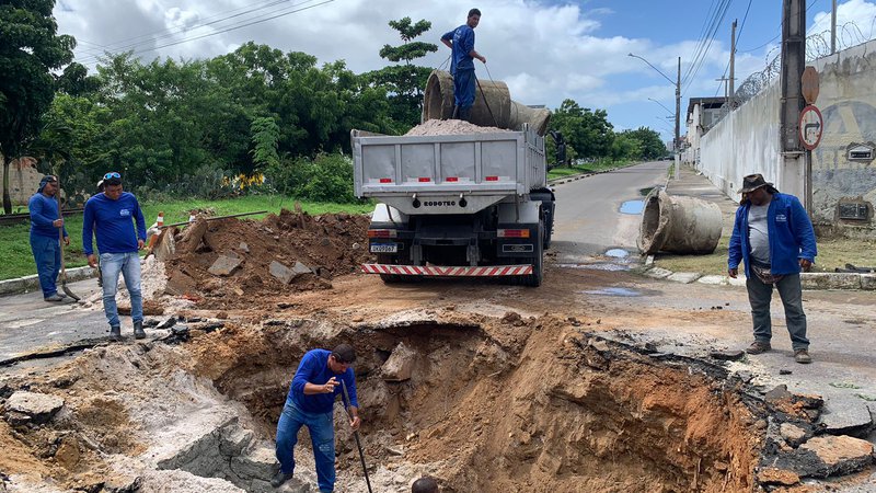 Cratera deixa trânsito de avenida interditado em Aracaju