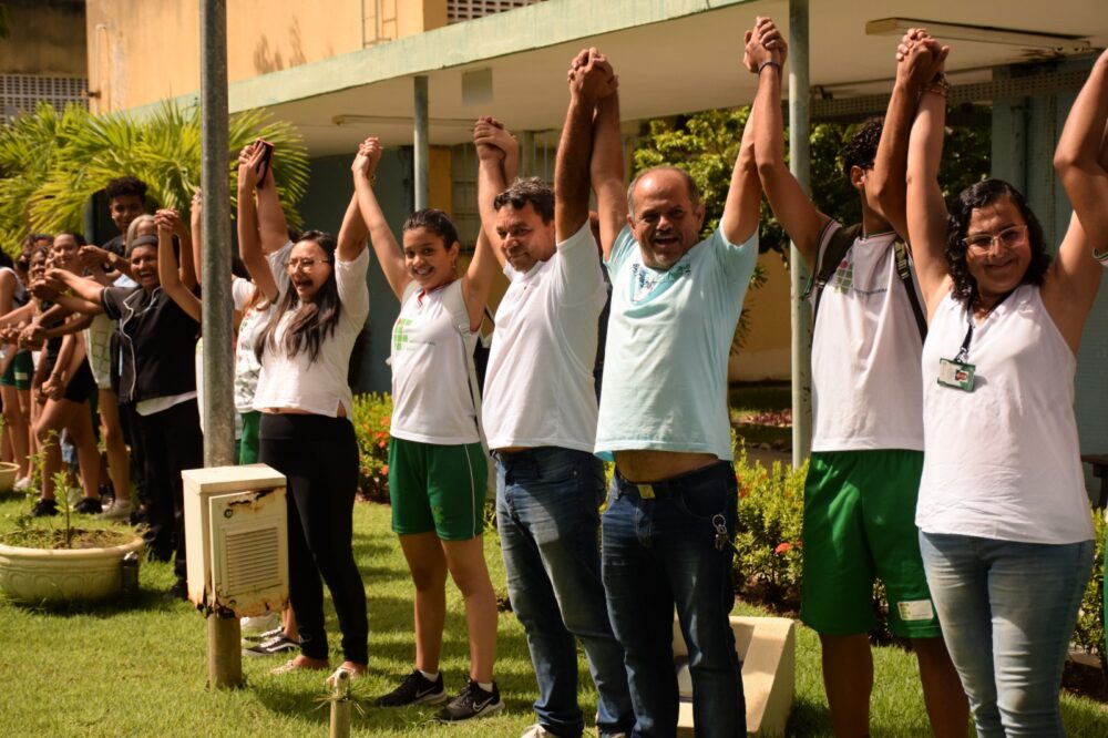 IFS reúne comunidade acadêmica e faz abraço coletivo em prol da paz nas escolas