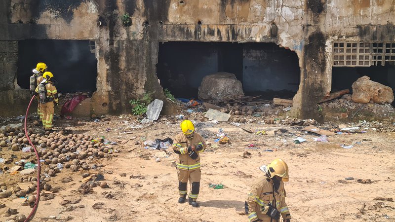 Incêndio atinge prédio abandonado na Zona Oeste de Aracaju