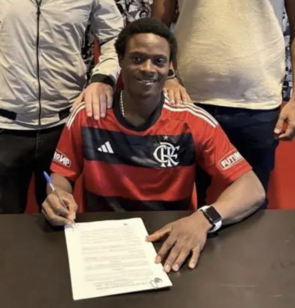 Novo reforço, nigeriano Ogundana Shola celebra acerto com o Flamengo