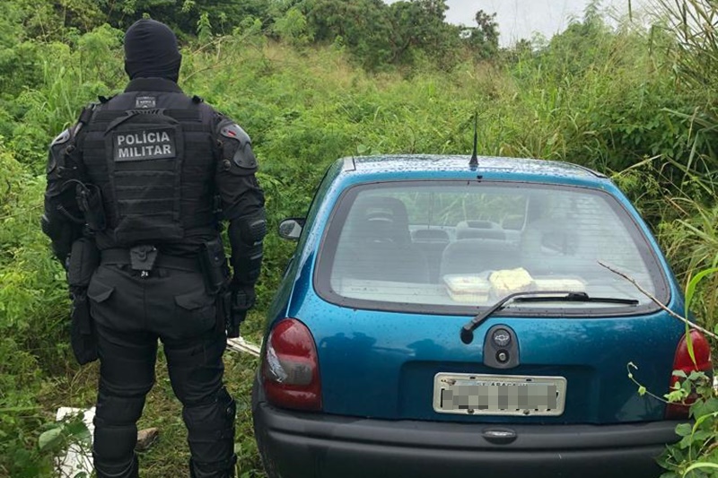 Polícia Militar recupera veículo com restrição de roubo na Avenida Tancredo Neves