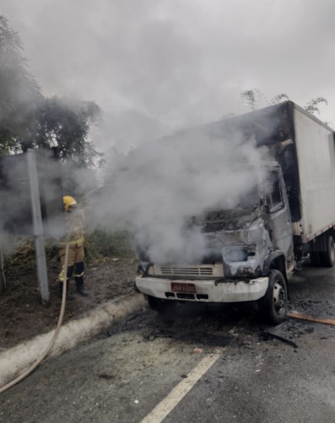 Bombeiros combatem incêndio em caminhão carregado de carne em Itabaiana