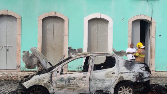 Carro pega fogo na Praça Getúlio Vargas em São Cristóvão