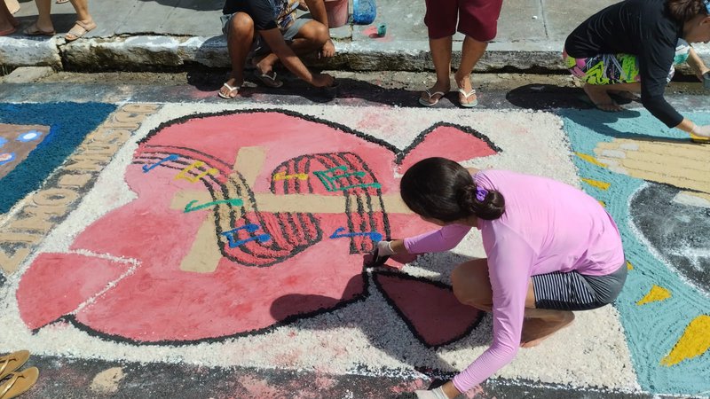 Católicos confeccionam tapetes para celebração de Corpus Christi em Nossa Senhora do Socorro