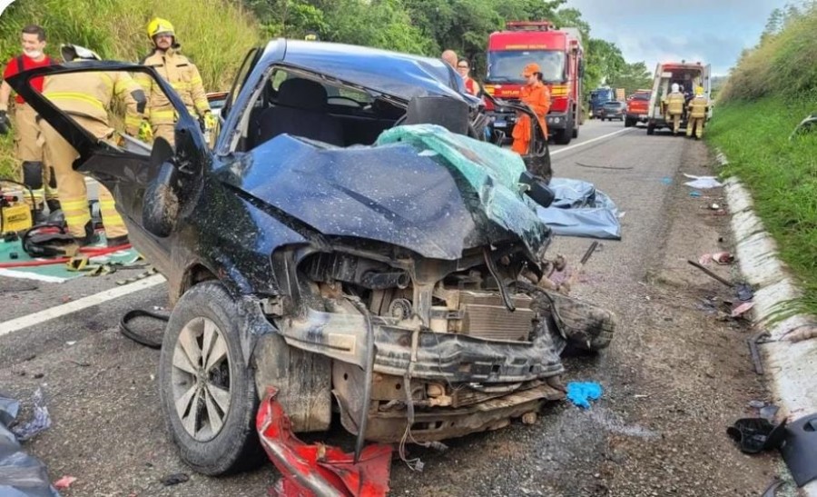 Colisão entre caçamba e carro de passeio deixa duas pessoas mortas e outras quatro feridas