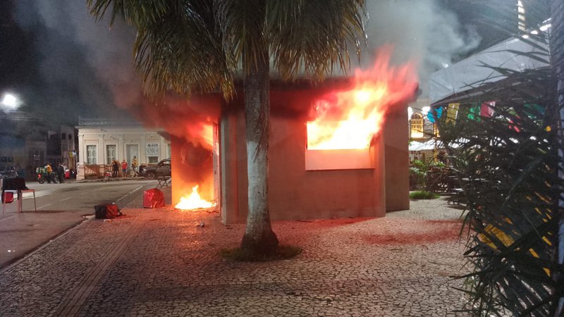 Lanchonete pega fogo e fica completamente destruída em Simão Dias