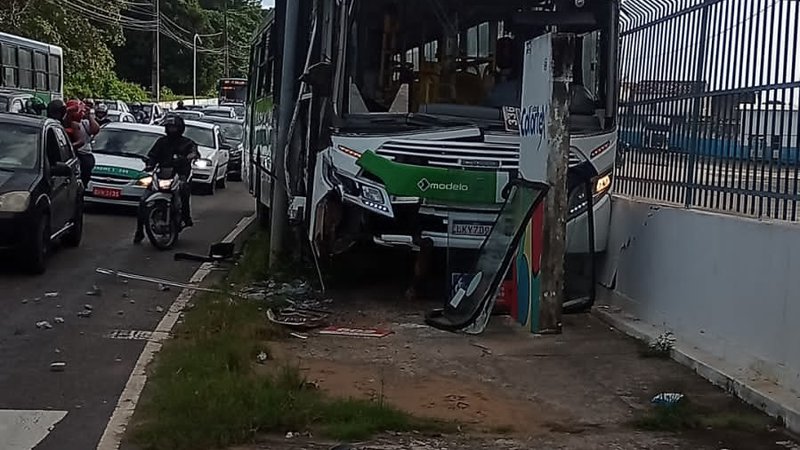 Ônibus coletivo perde controle e bate contra poste na Zona Norte de Aracaju